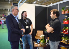 Ben Splinter van Koen Pack in gesprek over de, door Diego en Jan afgenomen, schalen voor Solid Plant Productions. Ben kwam de nieuwe concepten bekijken die Diego en Jan voor deze kerst beschikbaar hebben.